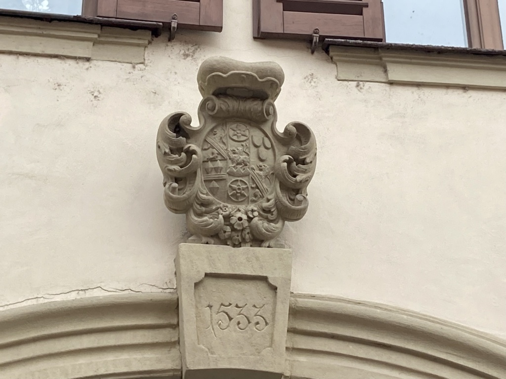 Wappen über dem Eingang zum Klosterbräu